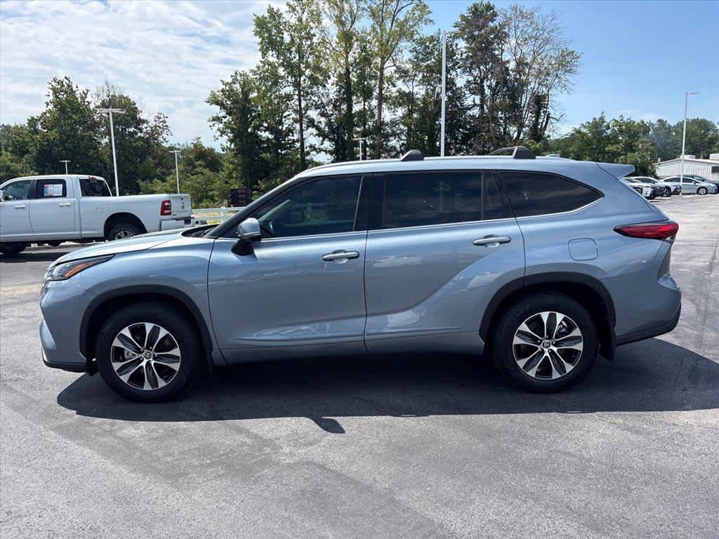 Used 2022 Toyota Highlander XLE AWD/4WD image 25