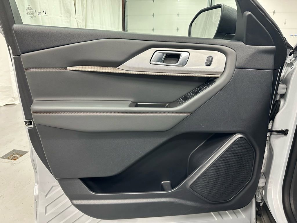 Used 2025 Ford Explorer Active image 8