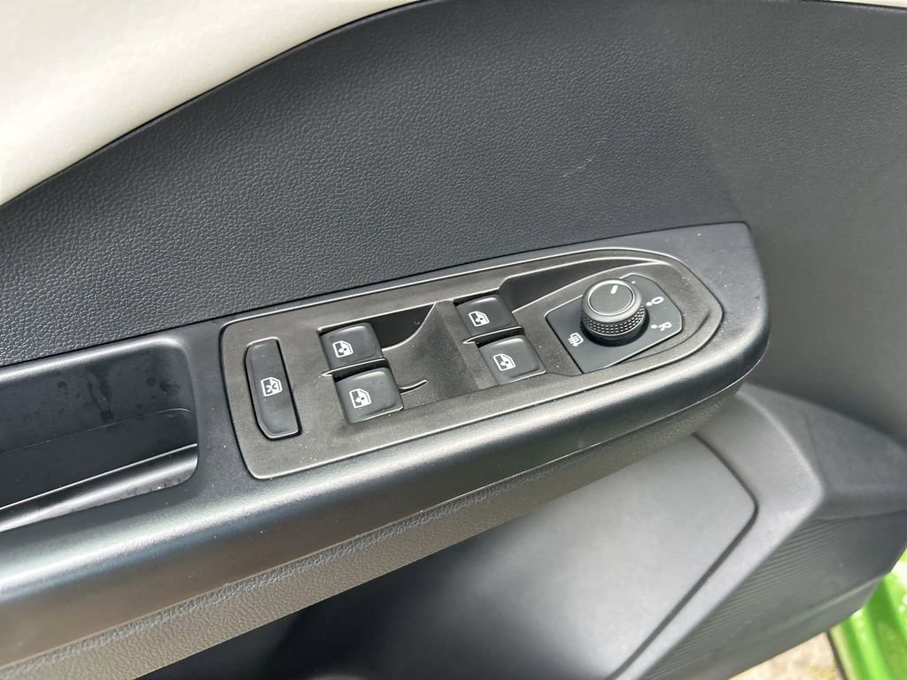 Certified 2025 Volkswagen Taos SE w/ Panoramic Sunroof Package image 19