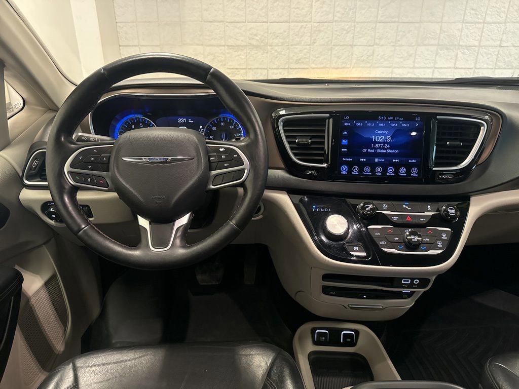 Used 2017 Chrysler Pacifica Touring-L Plus FWD image 5