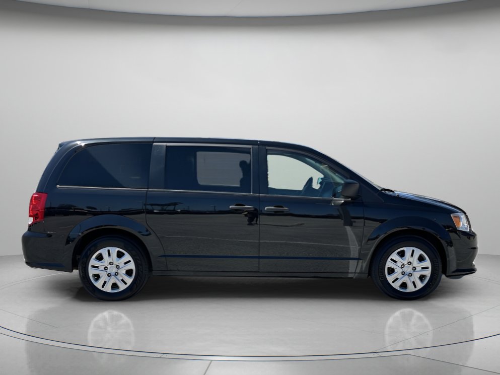 Used 2019 Dodge Grand Caravan SE w/ UConnect Hands-Free Group image 2