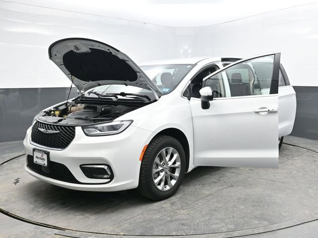 Used 2023 Chrysler Pacifica Touring-L image 37