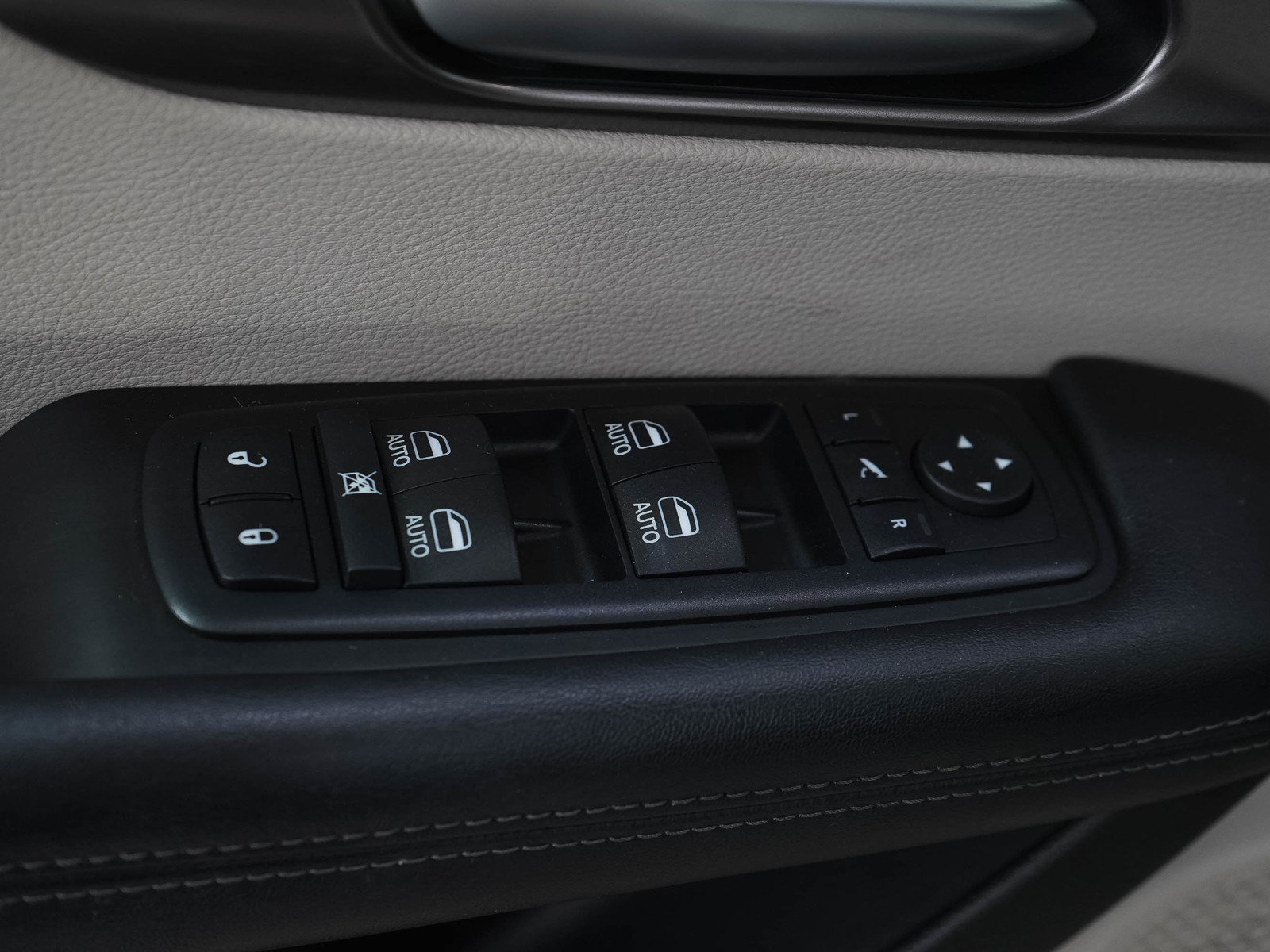 Used 2017 Chrysler Pacifica Limited w/ UConnect Theater Package FWD image 24