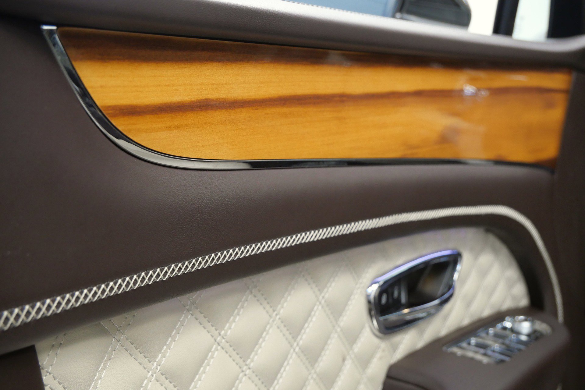 Used 2021 Bentley Bentayga Plug-In Hybrid image 32