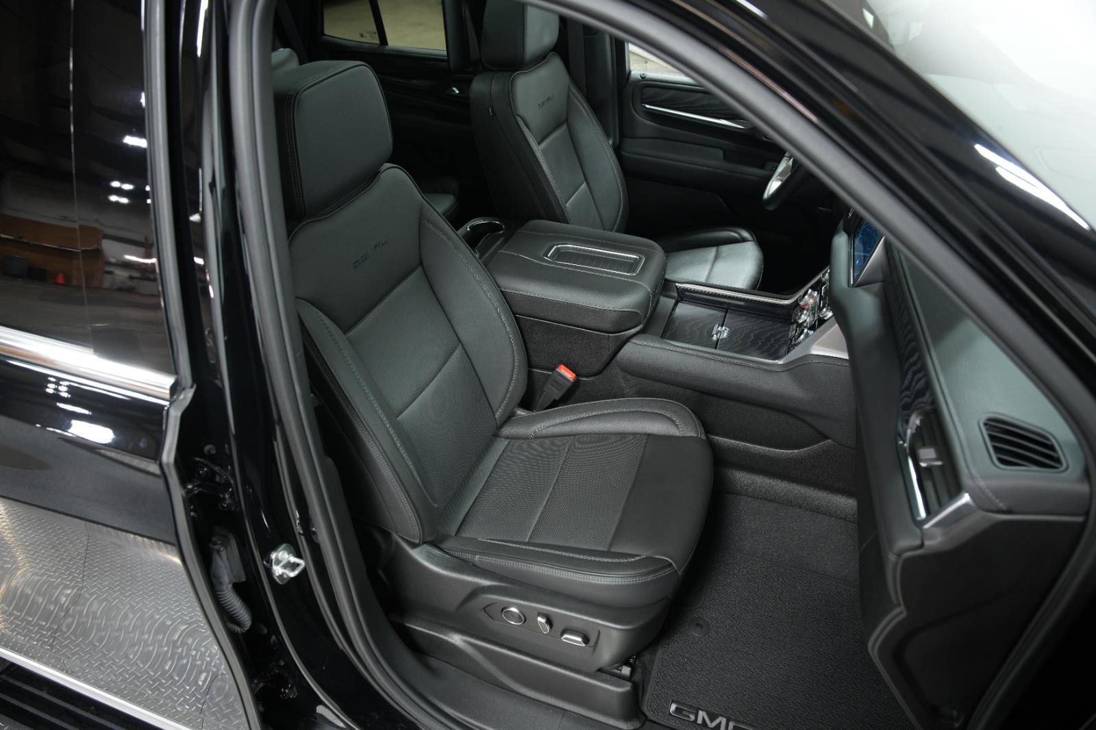 Used 2024 GMC Yukon Denali w/ Advanced Technology Package image 22