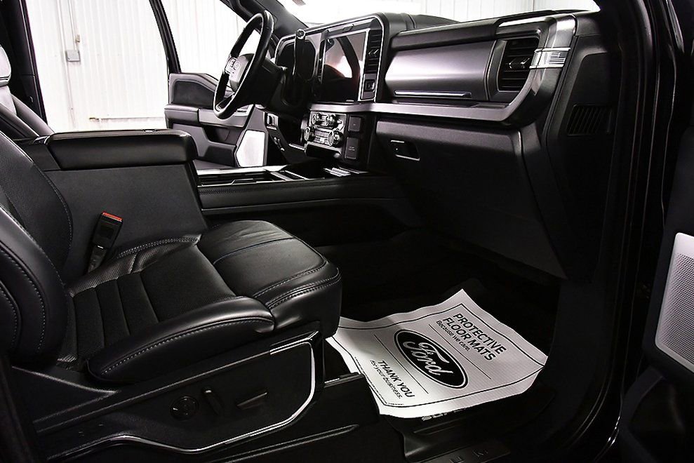 Used 2025 Ford F450 Platinum w/ FX4 Off-Road Package image 32