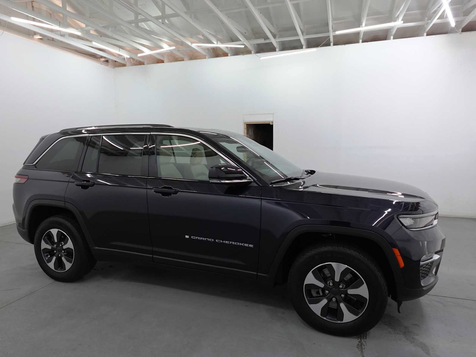 Used 2023 Jeep Grand Cherokee 4WD 4xe image 4