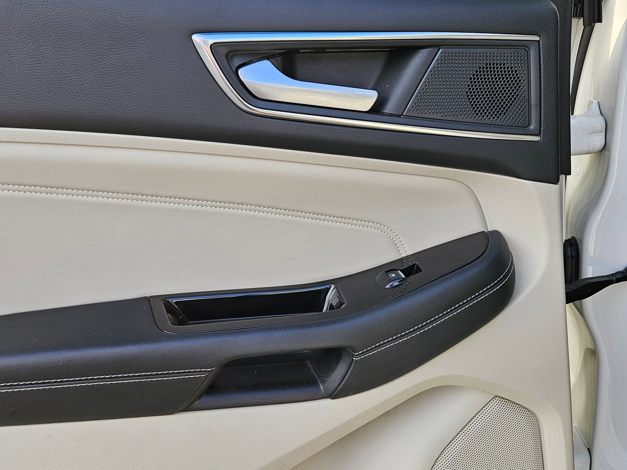 Used 2020 Ford Edge Titanium image 23