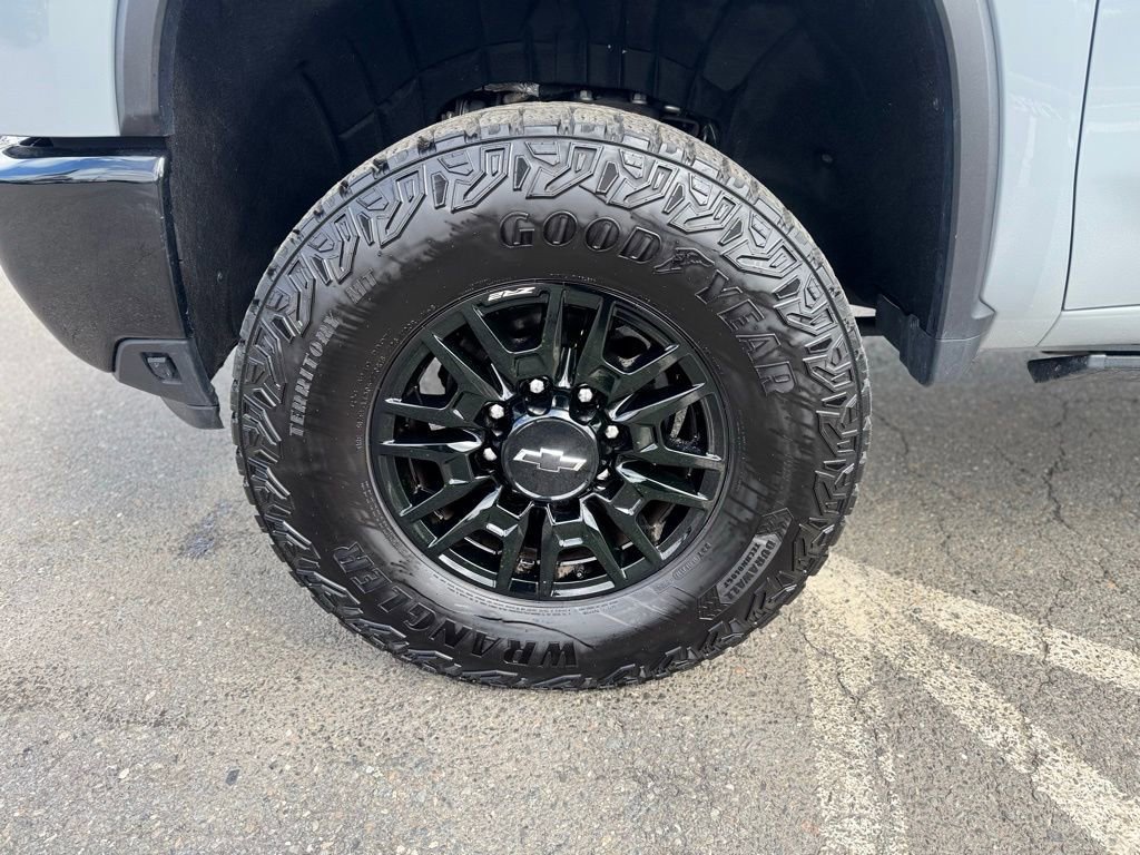 Used 2025 Chevrolet Silverado 2500 ZR2 w/ Technology Package image 3