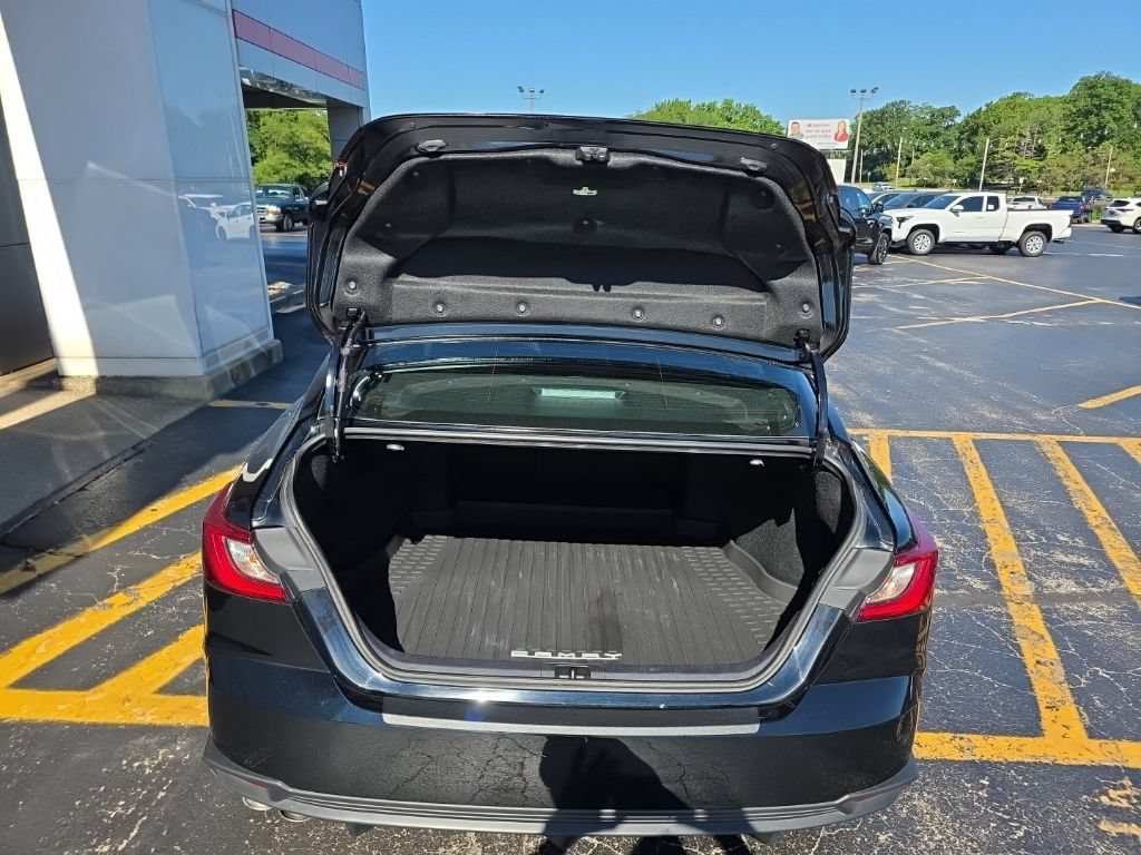Used 2025 Toyota Camry SE FWD image 6