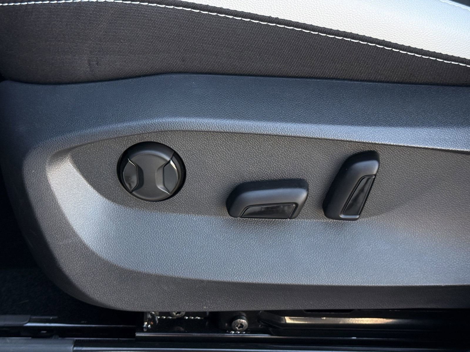 Used 2025 Volkswagen Taos SE image 23