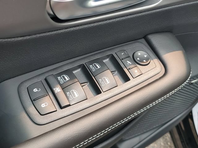 New 2027 Chrysler Pacifica Limited w/ Family Tech Group AWD/4WD image 18