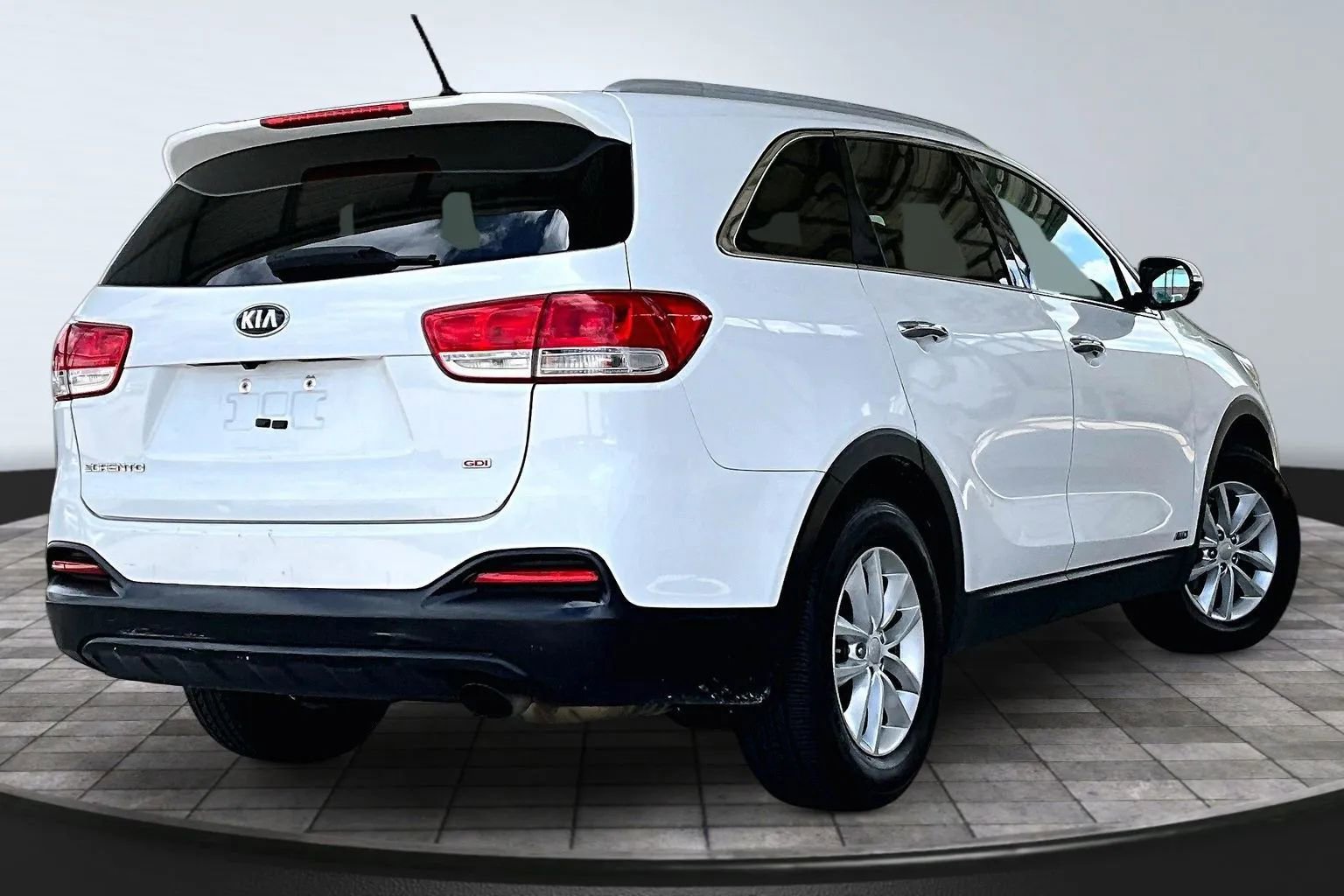 Used 2017 Kia Sorento LX image 6