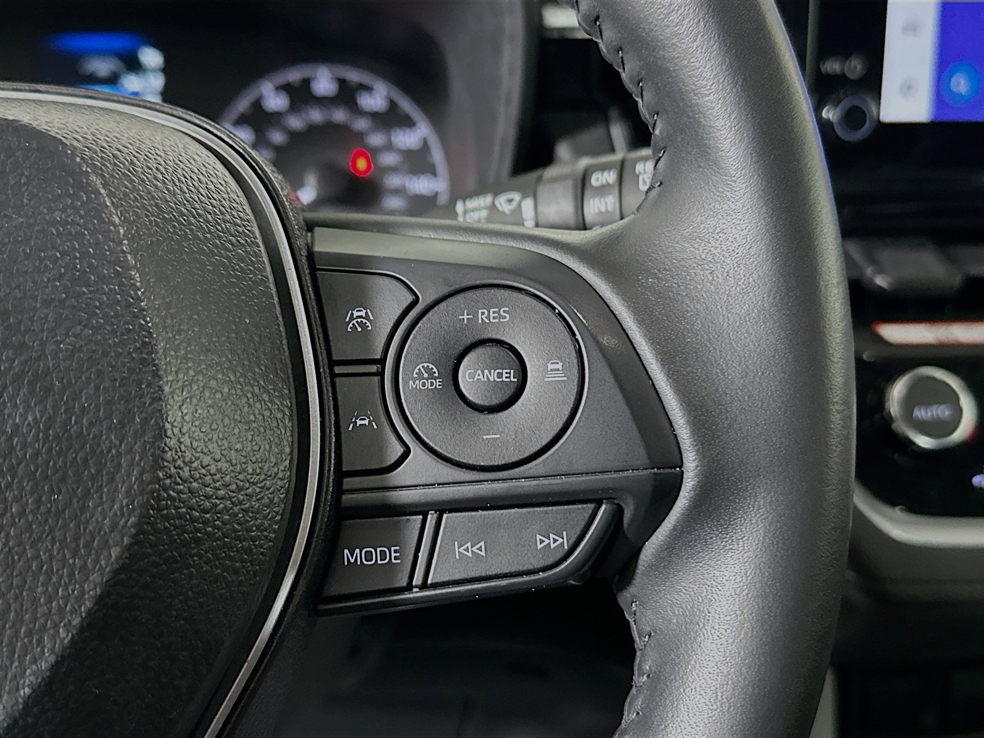 Used 2025 Toyota Corolla Cross LE image 17