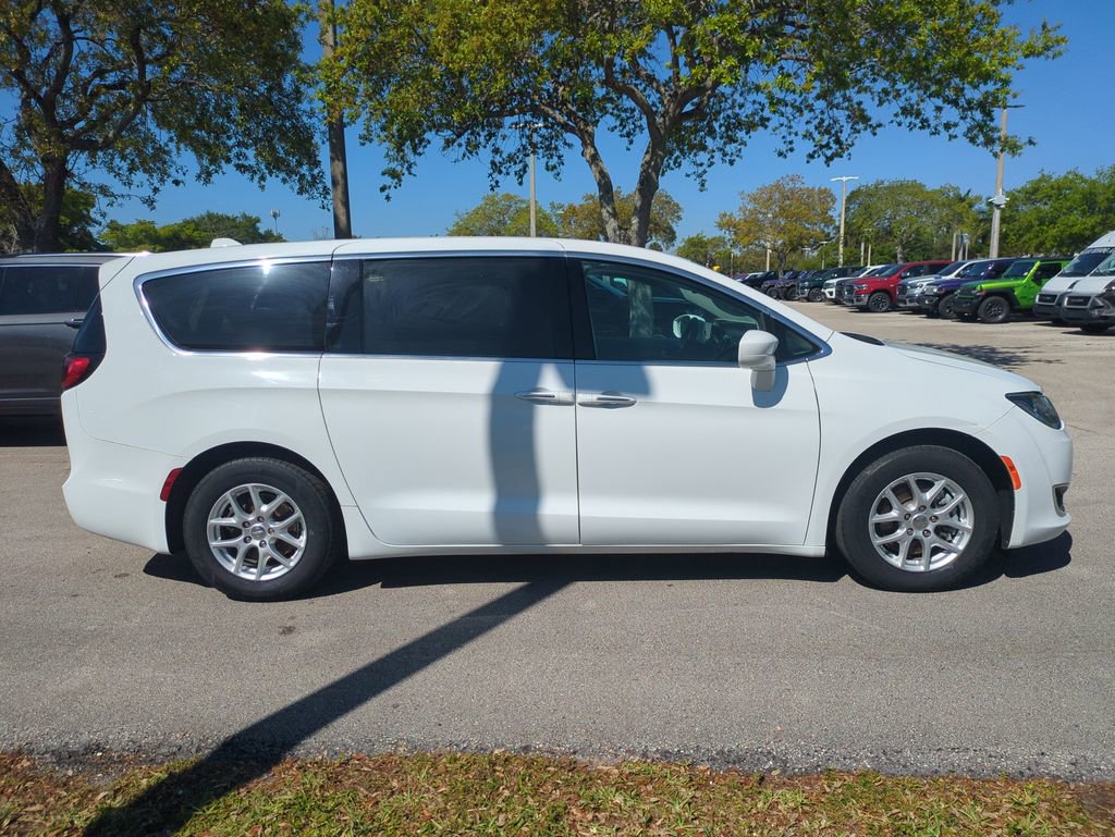 Used 2020 Chrysler Pacifica Touring image 5