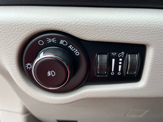 Used 2023 Chrysler Pacifica Touring-L FWD image 17