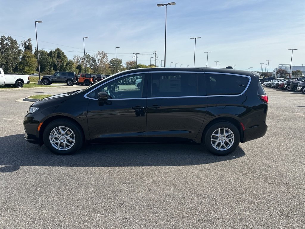 New 2026 Chrysler Pacifica Select image 2