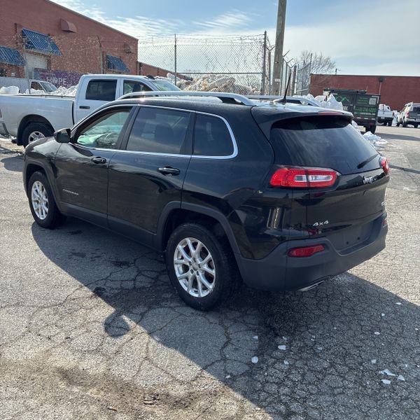 Used 2018 Jeep Cherokee Latitude w/ Cold Weather Group image 9