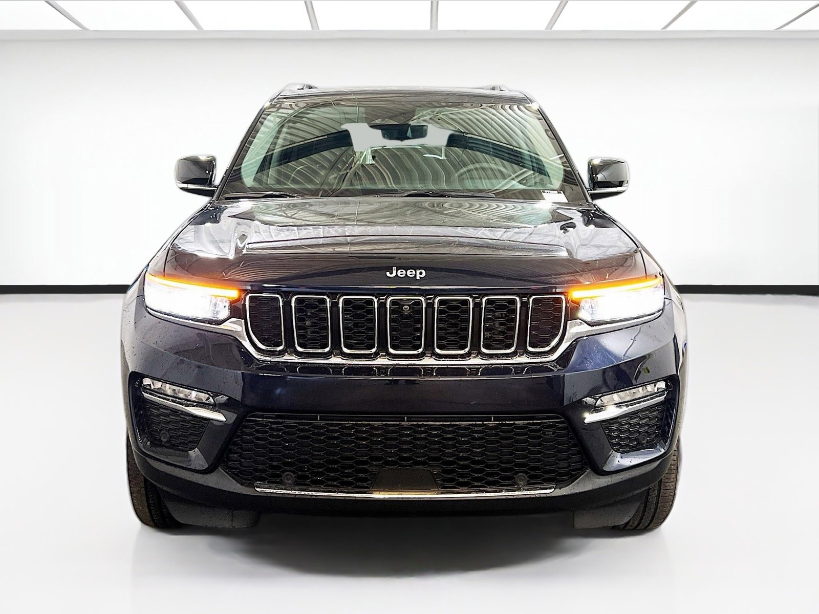 Used 2023 Jeep Grand Cherokee 4WD 4xe w/ Luxury Tech Group II image 2