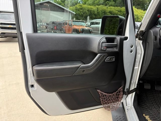 Used 2012 Jeep Wrangler Unlimited Sahara AWD/4WD image 18