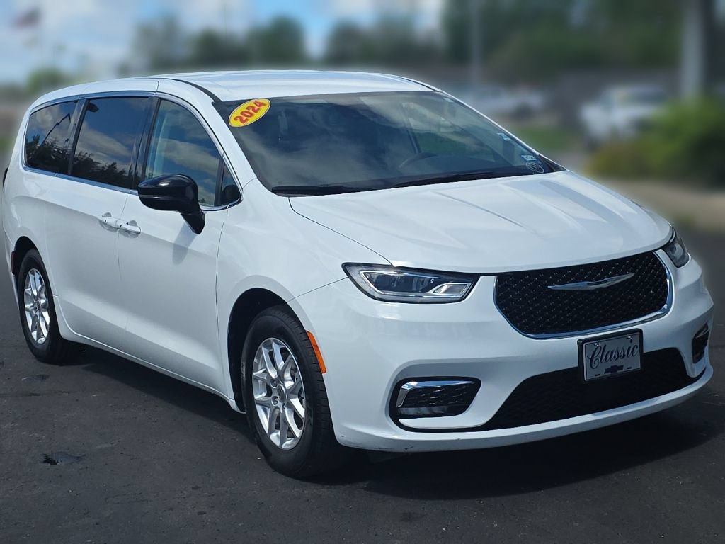 Used 2024 Chrysler Pacifica Touring-L FWD image 10