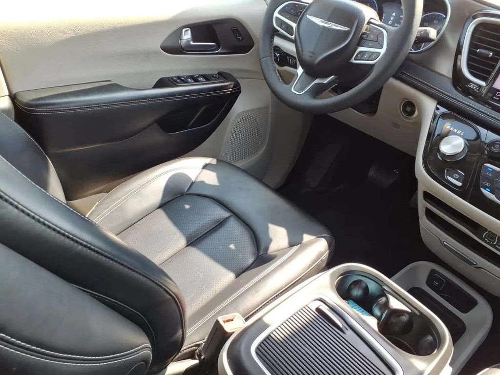 Used 2023 Chrysler Pacifica Touring-L image 9