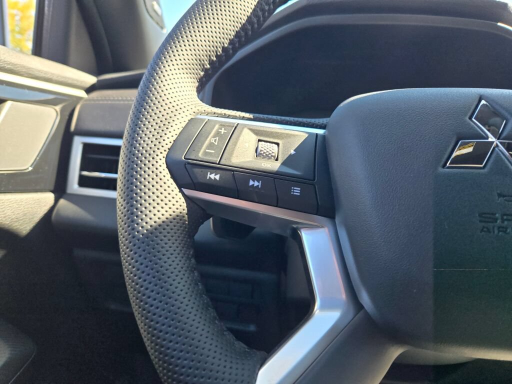 New 2026 Mitsubishi Outlander LE AWD/4WD image 27