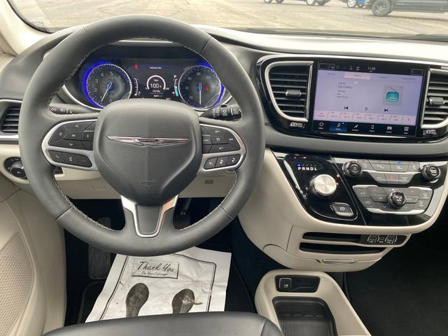Used 2024 Chrysler Pacifica Touring-L FWD image 8