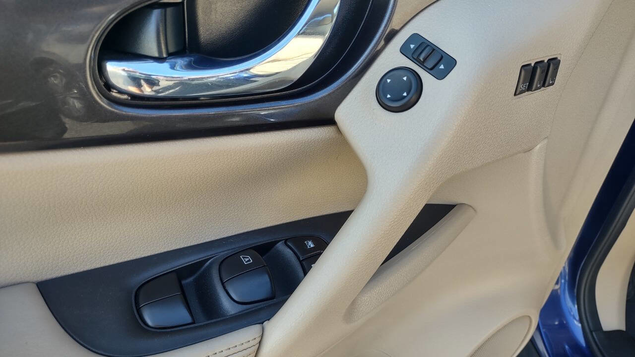 Used 2019 Nissan Rogue SV w/ Premium Package image 13