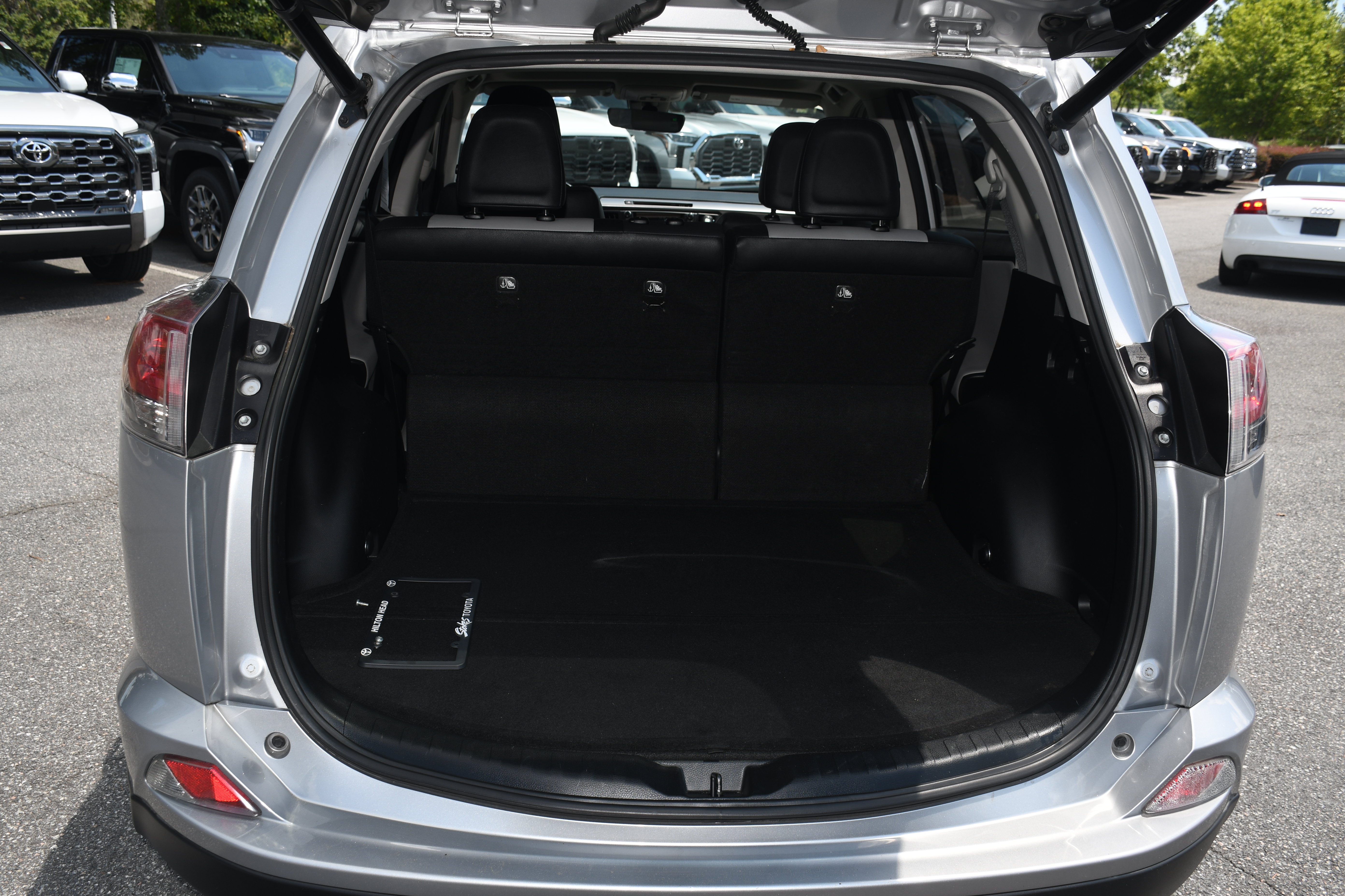 Used 2018 Toyota RAV4 Limited FWD image 18