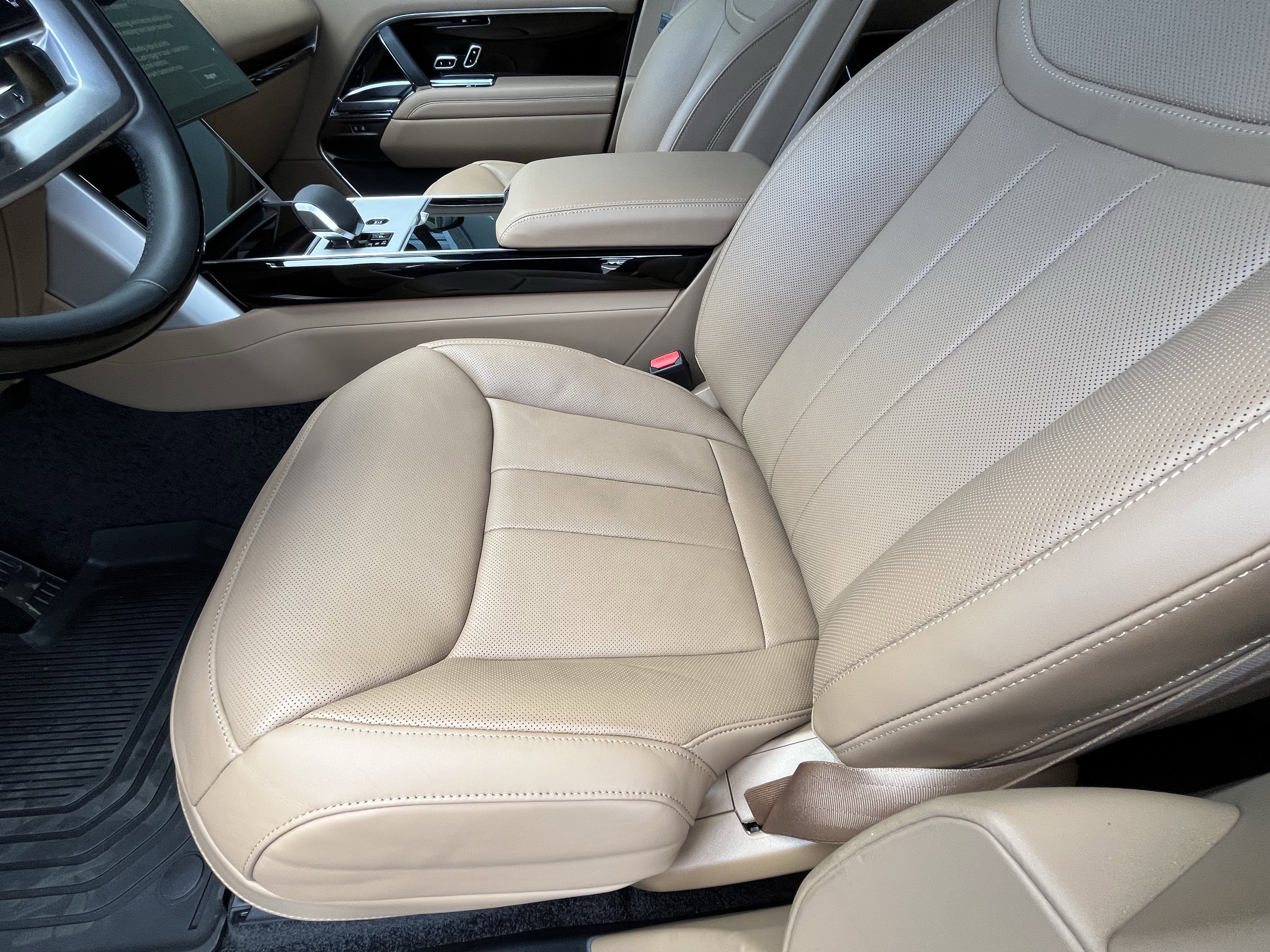 Certified 2026 Land Rover Range Rover SE image 17