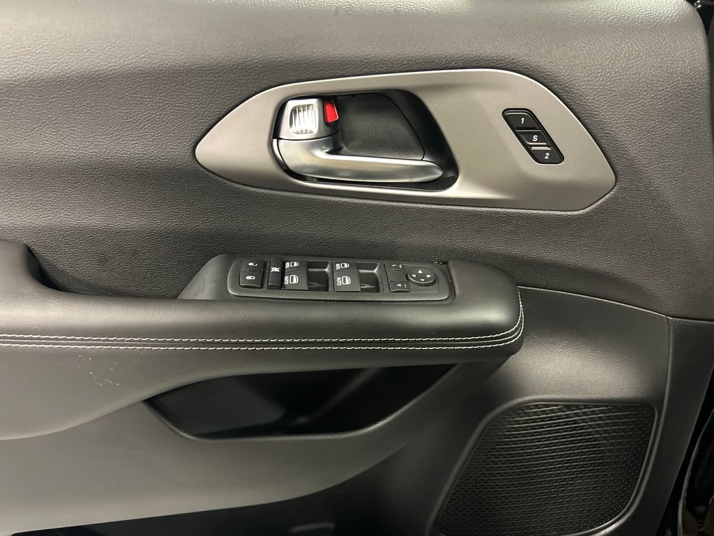 New 2027 Chrysler Pacifica Select FWD image 12