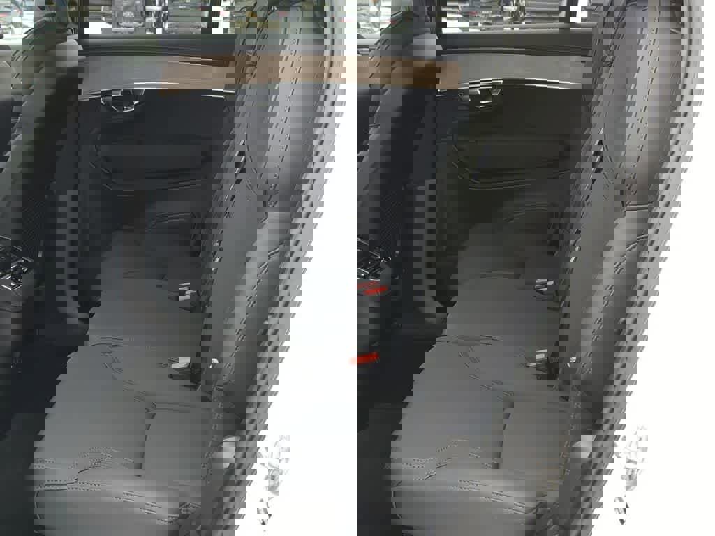 Certified 2025 Volvo XC90 B5 Core w/ Protection Package Premier image 18