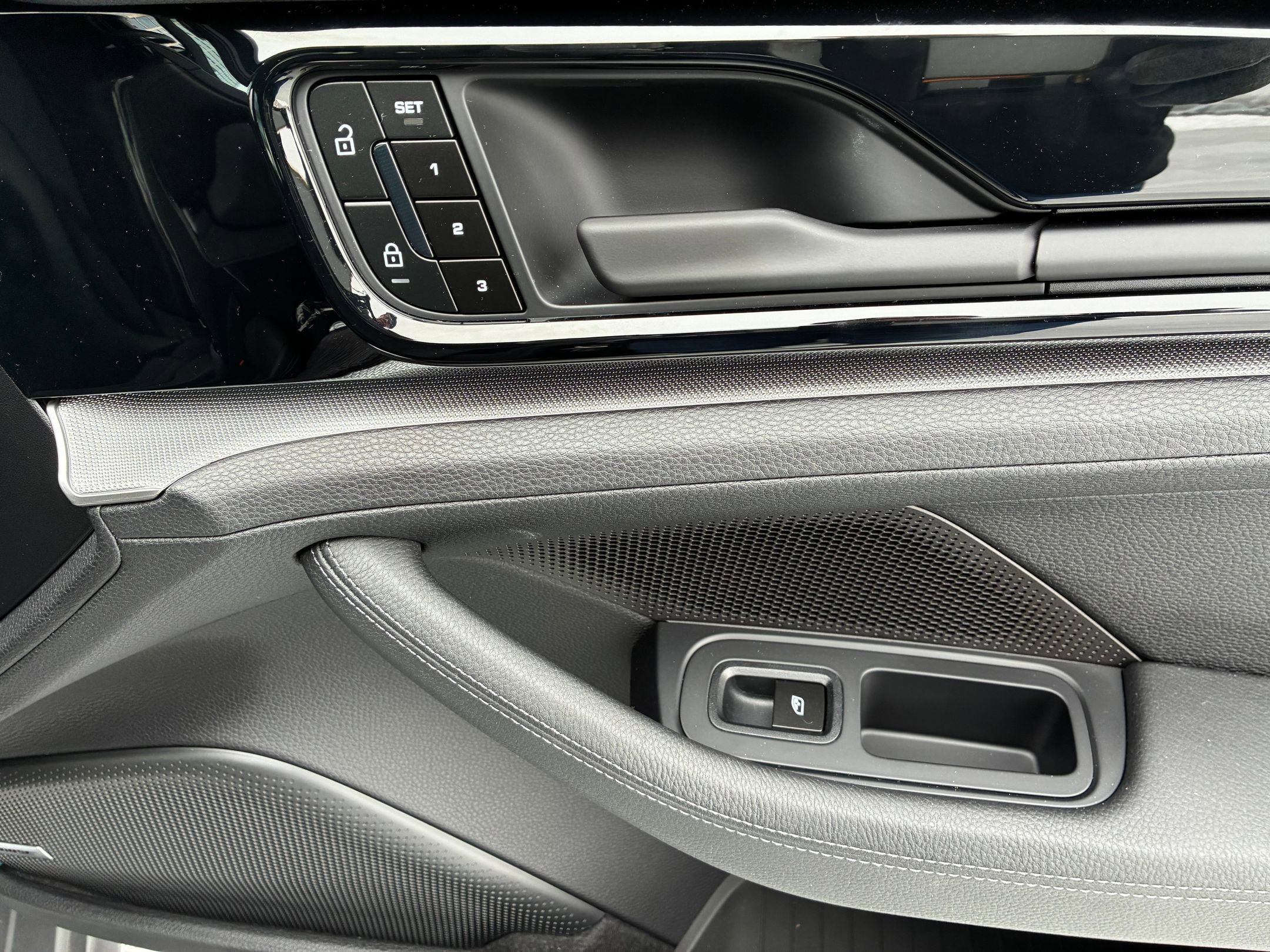 Certified 2025 Porsche Panamera 4 image 12