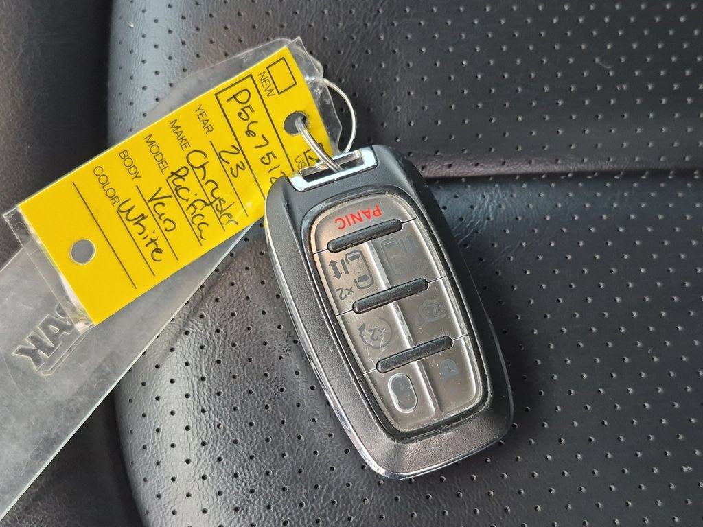 Used 2023 Chrysler Pacifica Touring-L FWD image 39