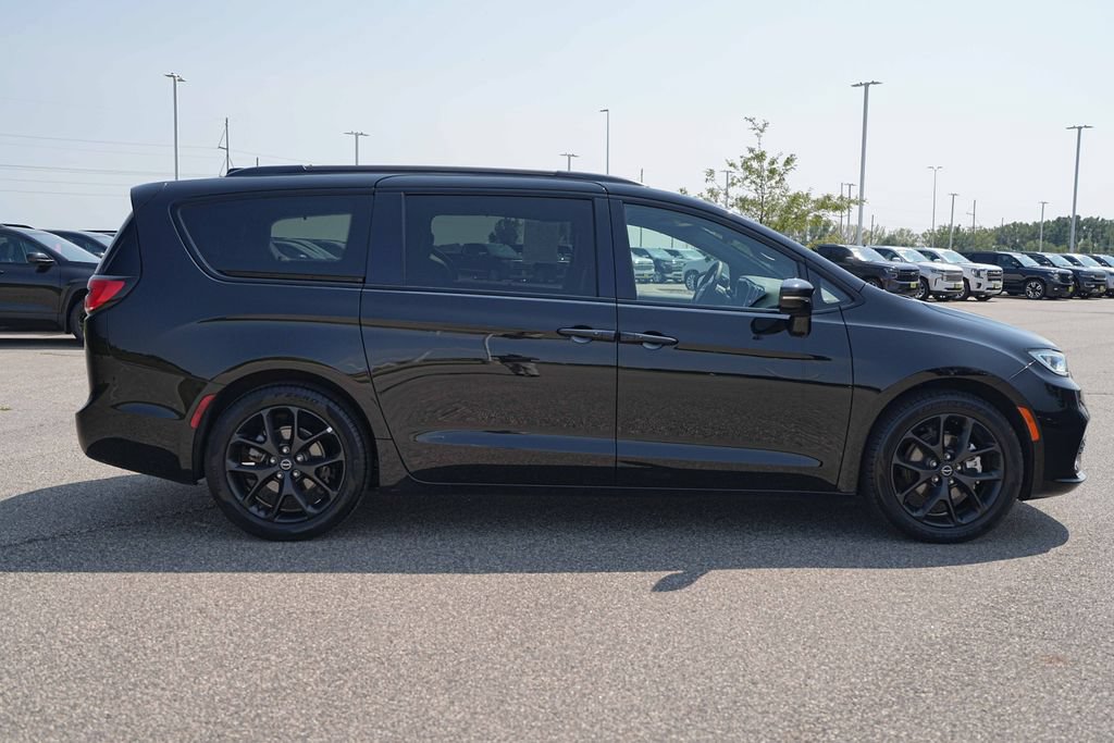 Used 2025 Chrysler Pacifica Limited FWD image 5