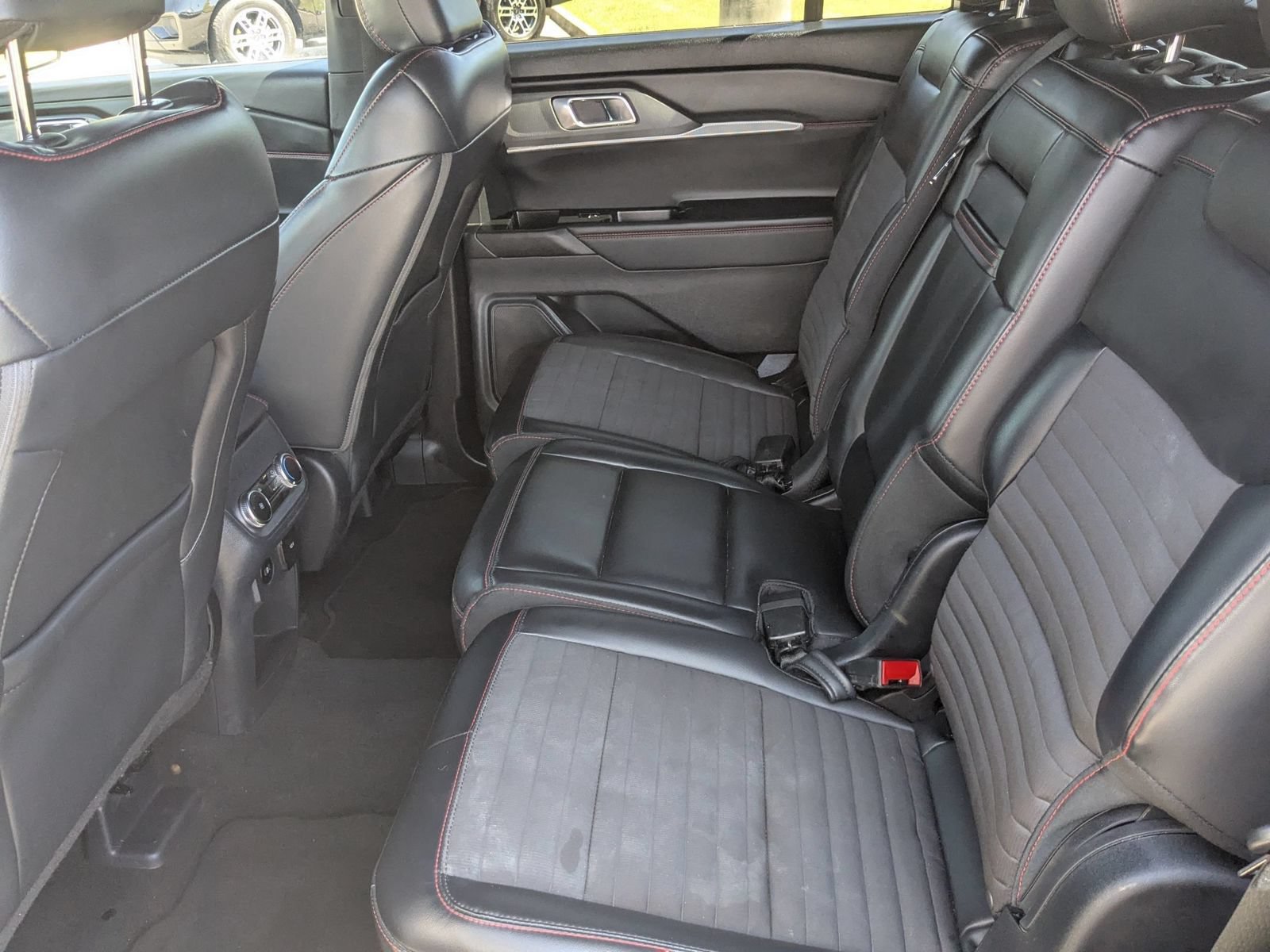 Used 2025 Ford Explorer ST-Line w/ ST-Line Street Pack AWD/4WD image 31