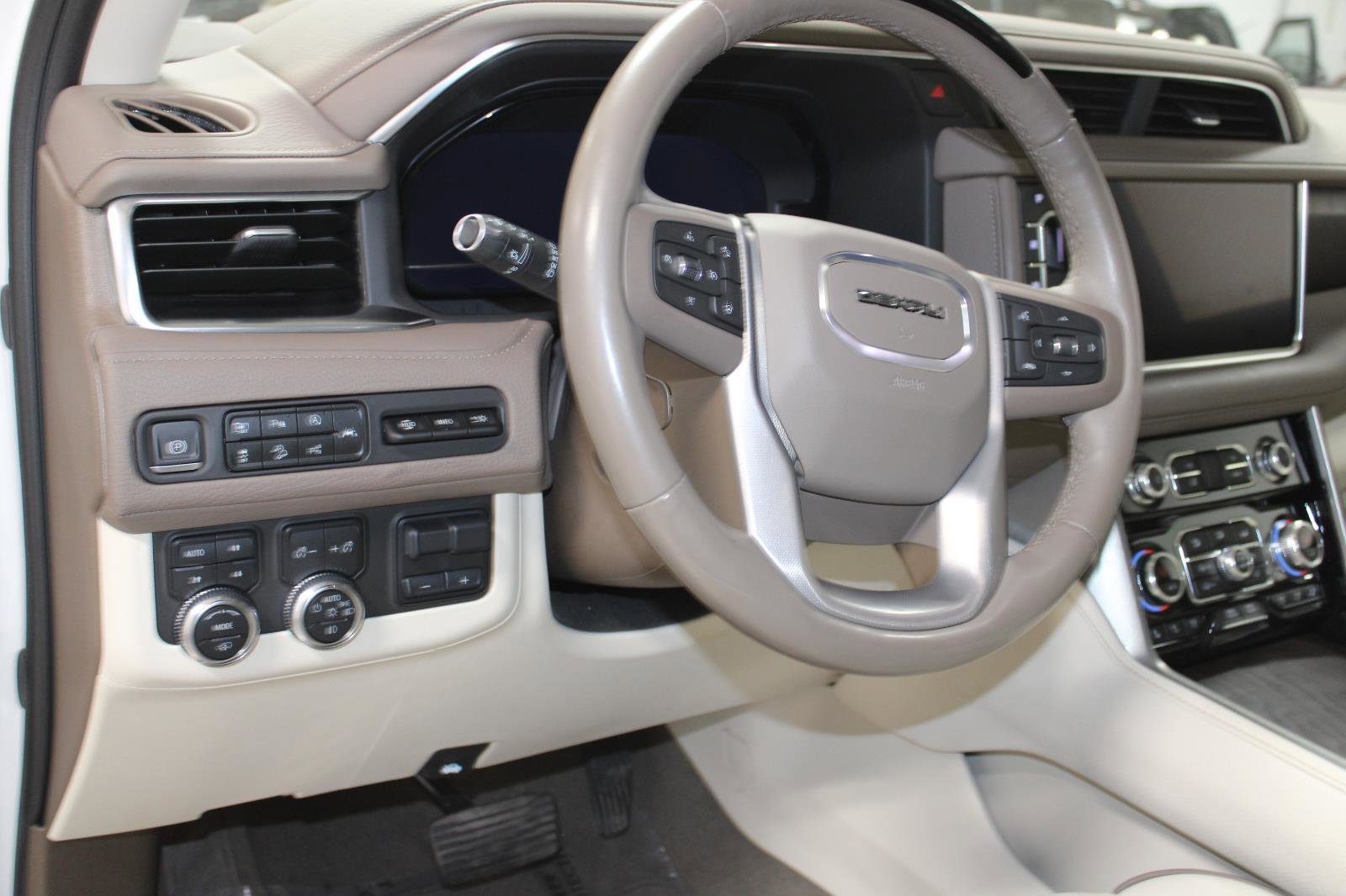Used 2024 GMC Yukon XL Denali w/ Advanced Technology Package image 34