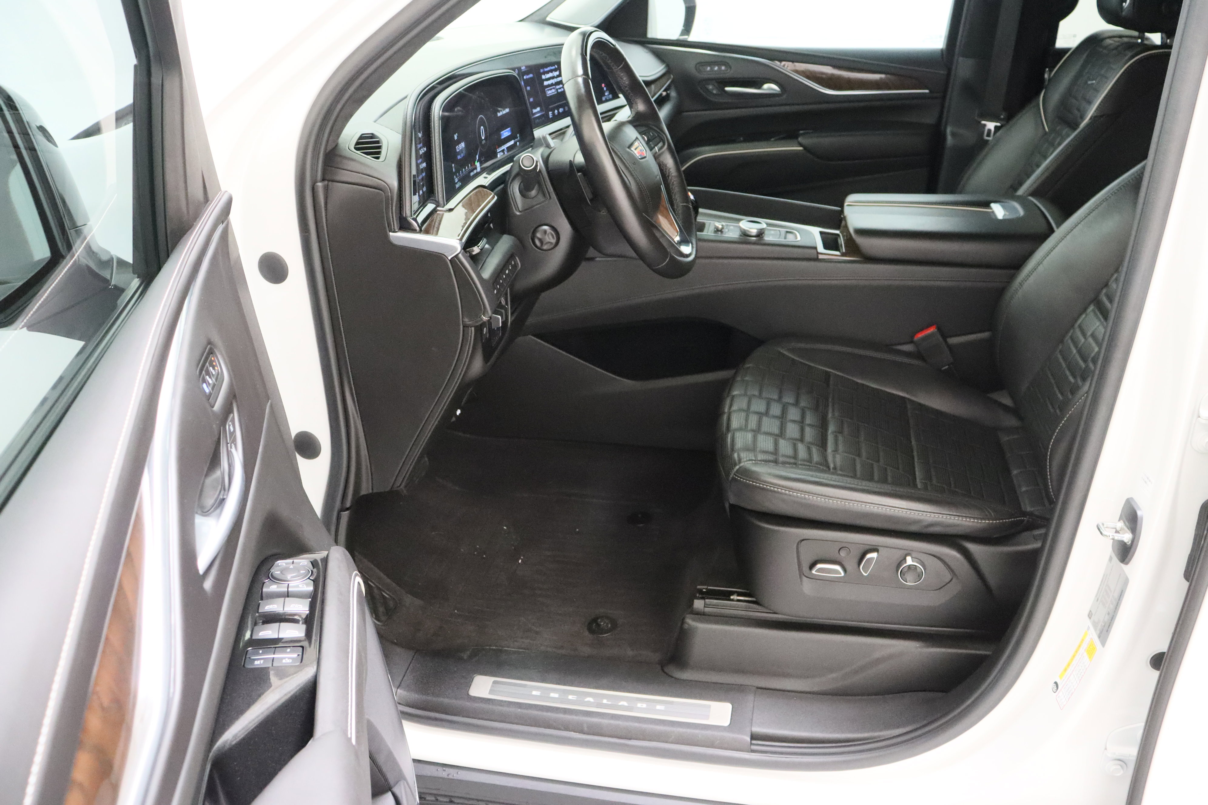Used 2023 Cadillac Escalade Sport Platinum w/ LPO, ONYX Package AWD/4WD image 13