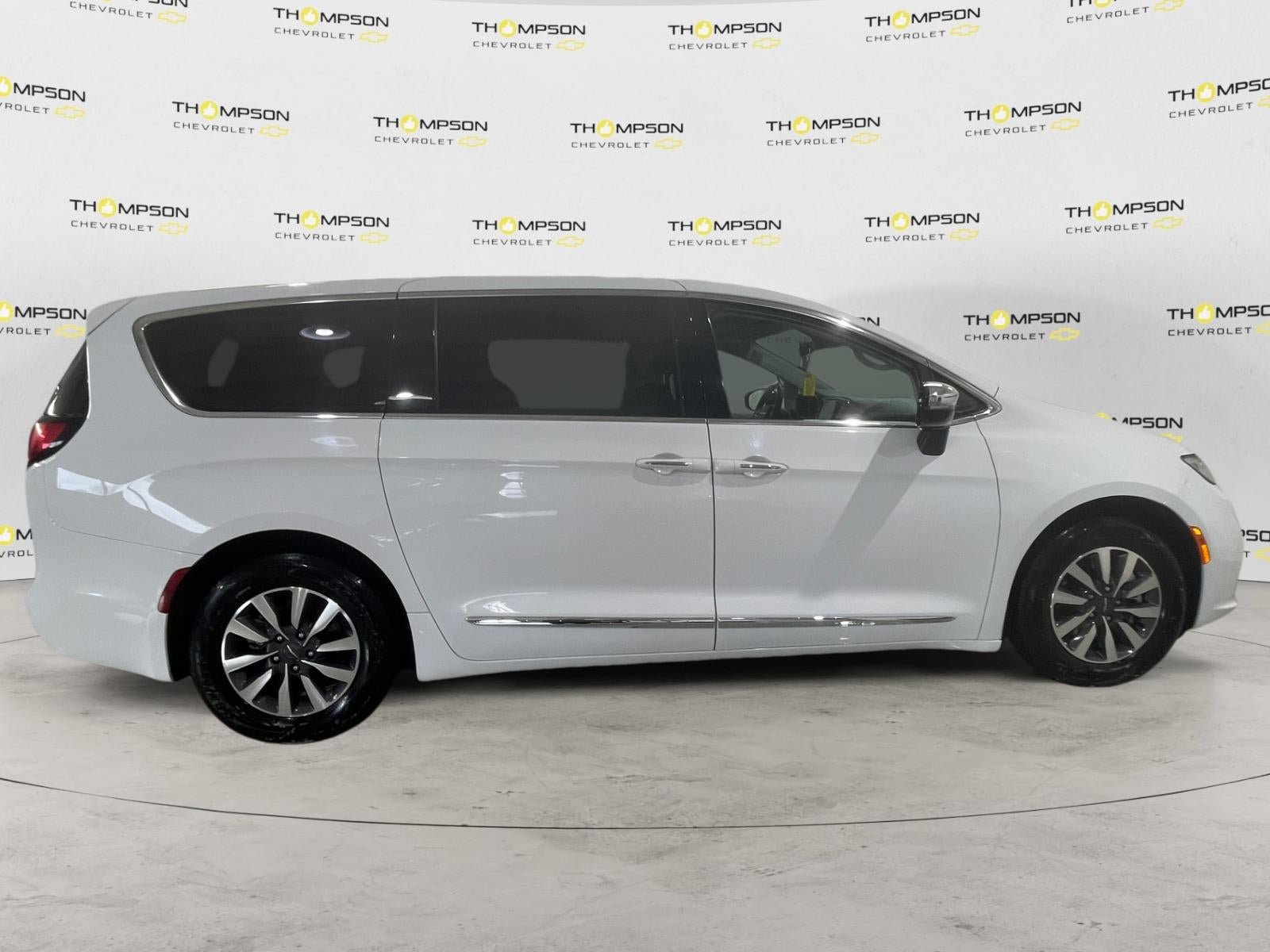 Used 2023 Chrysler Pacifica Limited FWD image 6