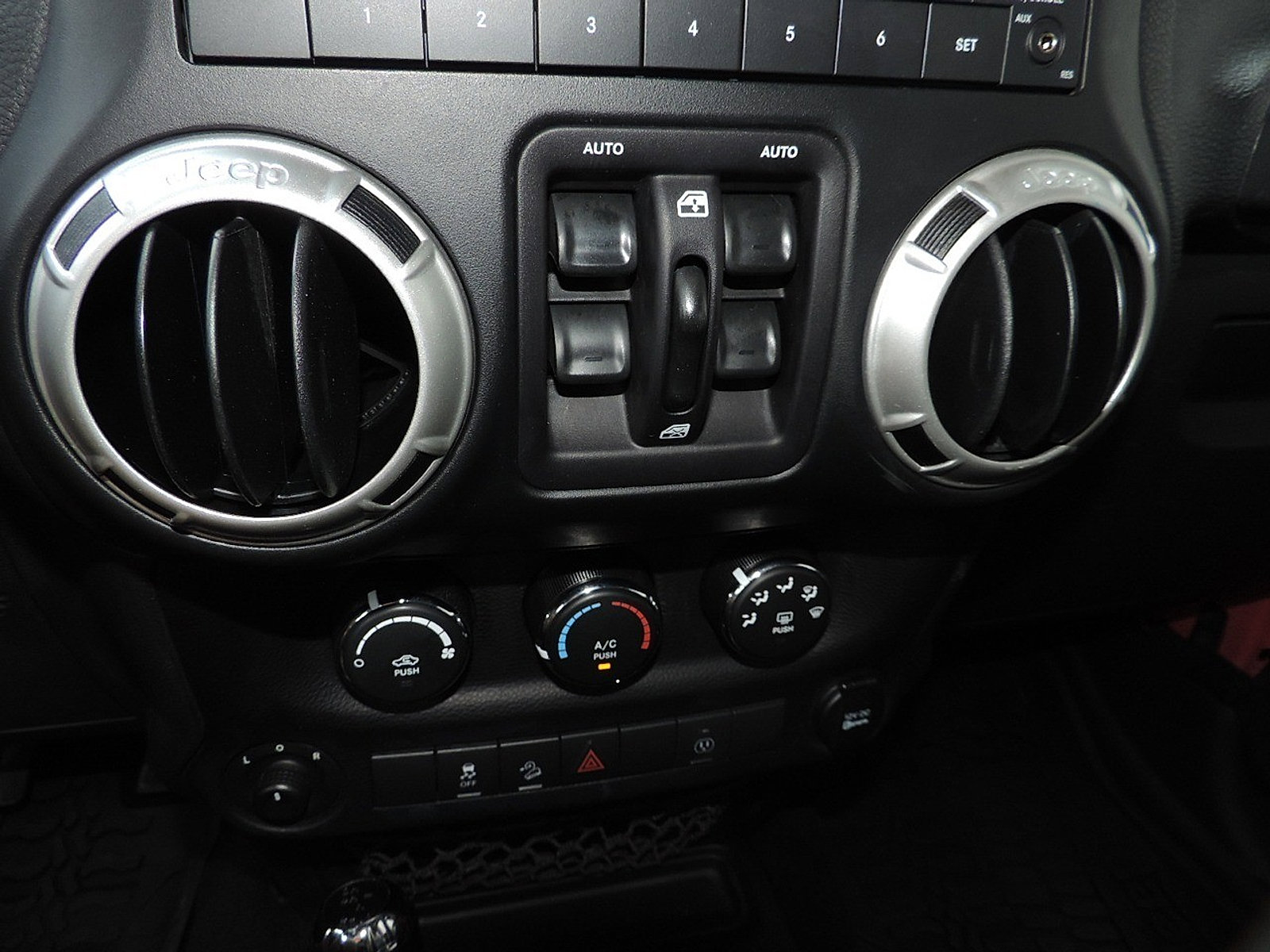 Used 2016 Jeep Wrangler Unlimited Rubicon AWD/4WD image 22