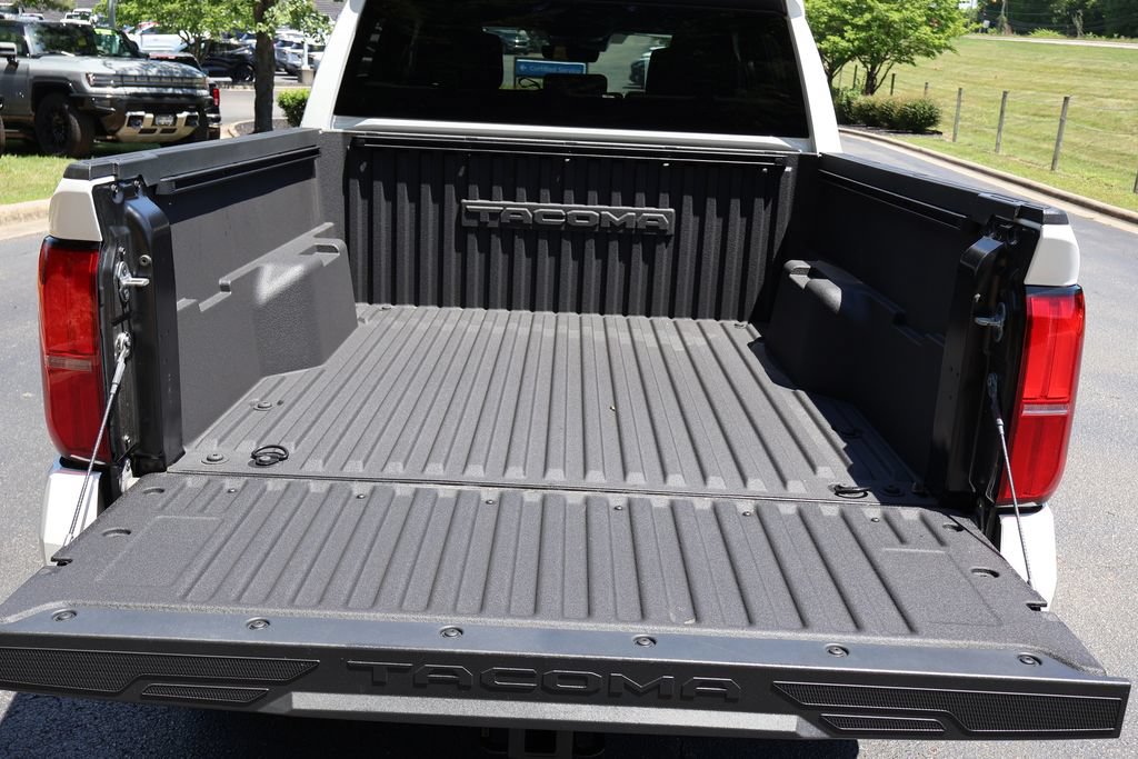 Used 2024 Toyota Tacoma SR5 AWD/4WD image 22