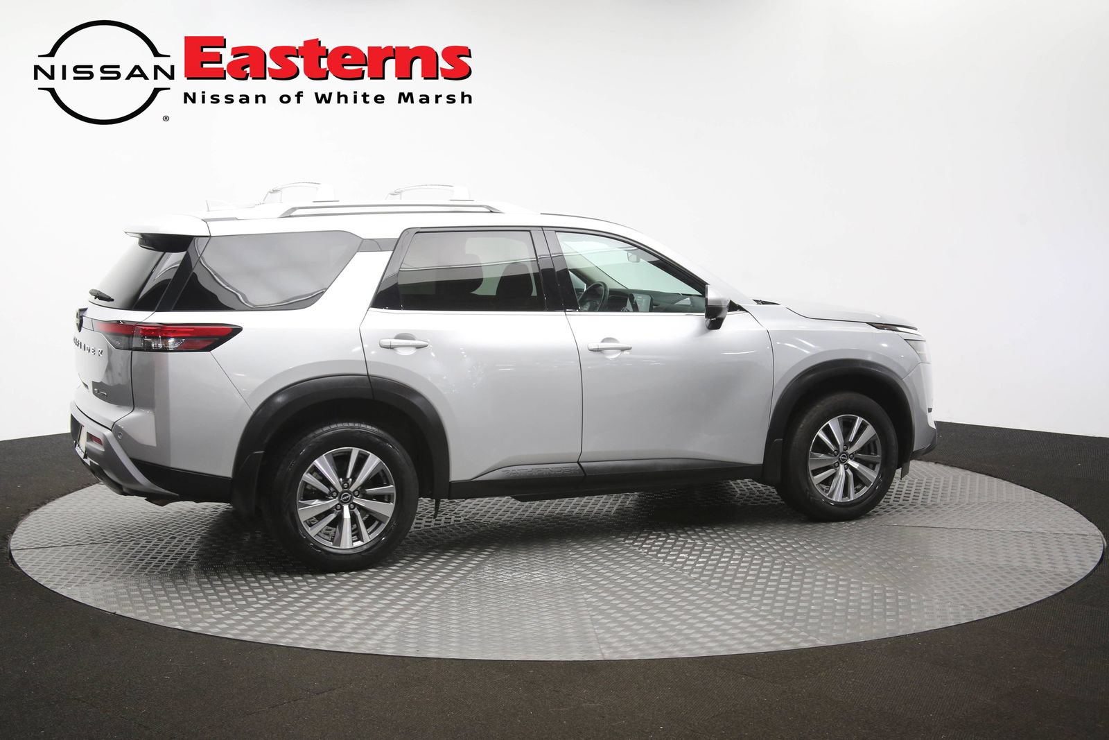 Used 2023 Nissan Pathfinder SL AWD/4WD image 44