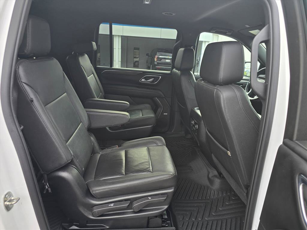 Used 2022 Chevrolet Suburban LT w/ Luxury Package RWD image 11