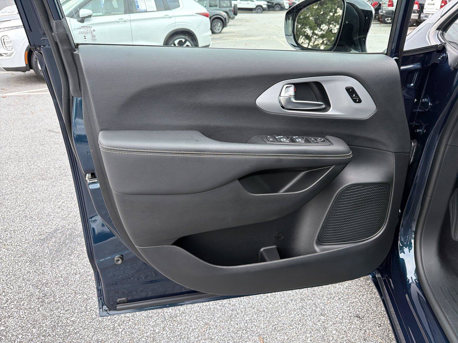 Used 2025 Chrysler Pacifica Limited AWD/4WD image 9