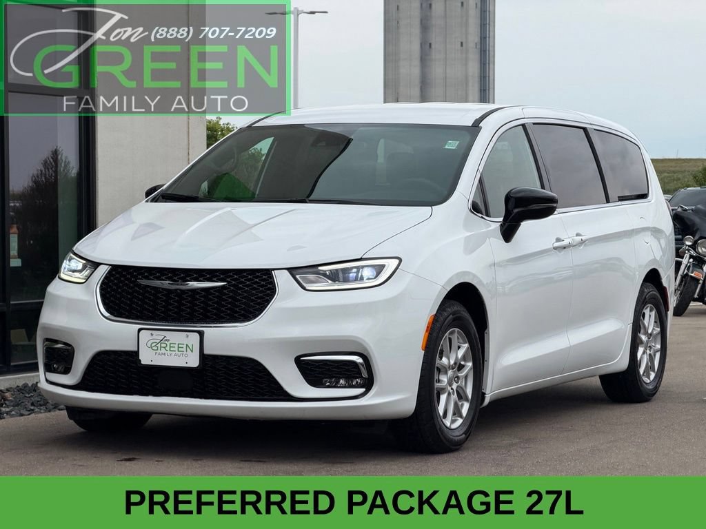 Used 2025 Chrysler Pacifica Select FWD image 1