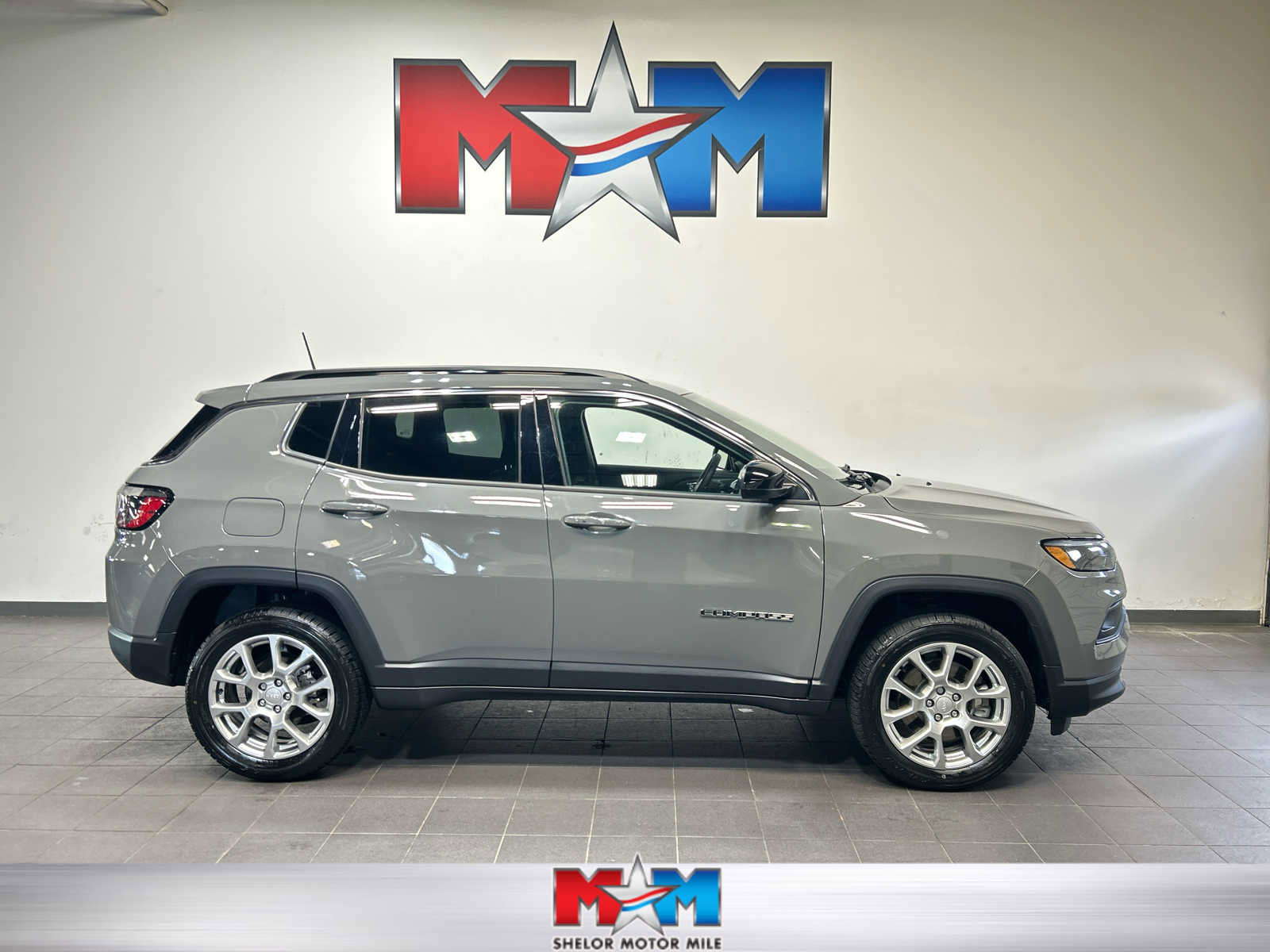 Used 2023 Jeep Compass Latitude AWD/4WD image 1