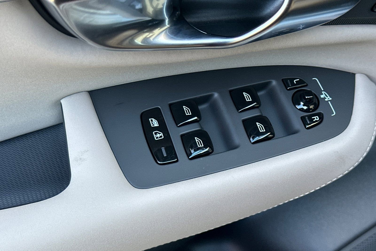 New 2026 Volvo XC90 B6 Plus w/ Protection Package Premier image 15