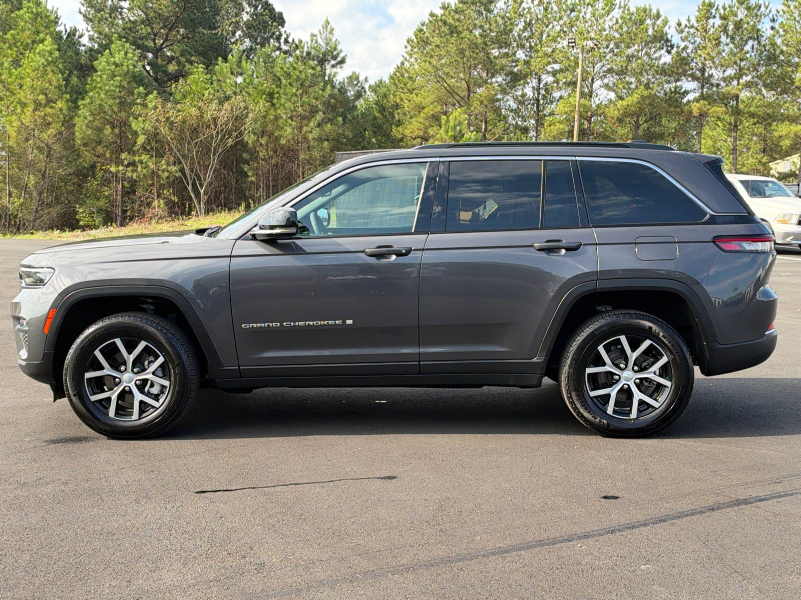 Used 2024 Jeep Grand Cherokee Limited RWD image 8