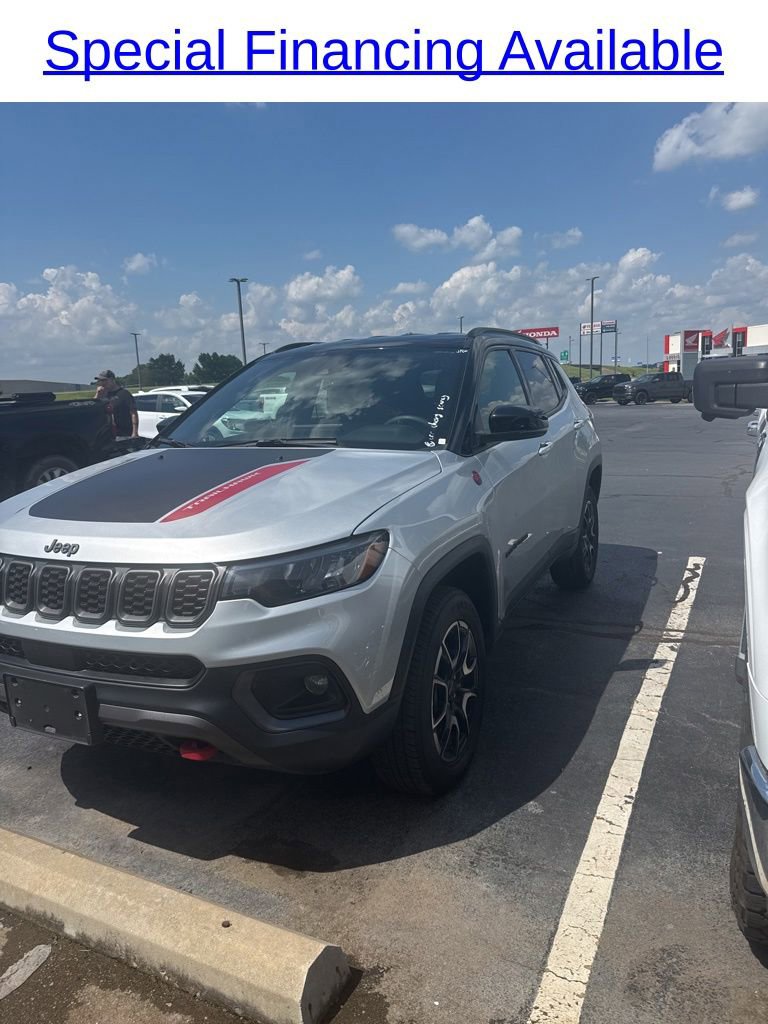 Used 2025 Jeep Compass Trailhawk AWD/4WD image 1